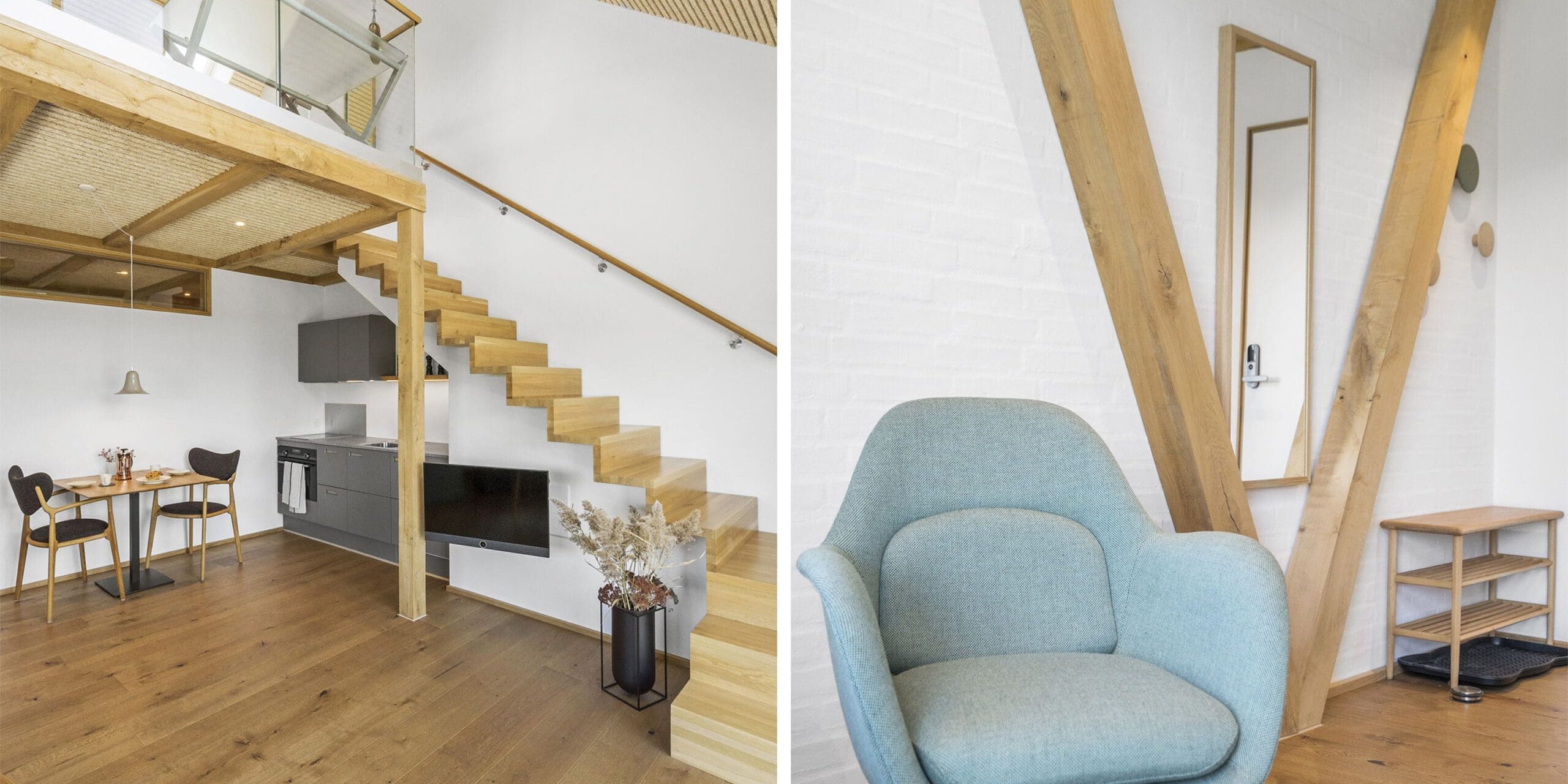 ferielejlighed danmark møllegården ringkøbing fjord To-foto collage af et moderne interiør. Til venstre: Et opholdsområde med trægulv, et spisebord med to stole, et tekøkken og en trappe, der fører til en hems. Til højre: Et hyggehjørne med en lyseblå lænestol, en træhylde og et væghængt spejl.